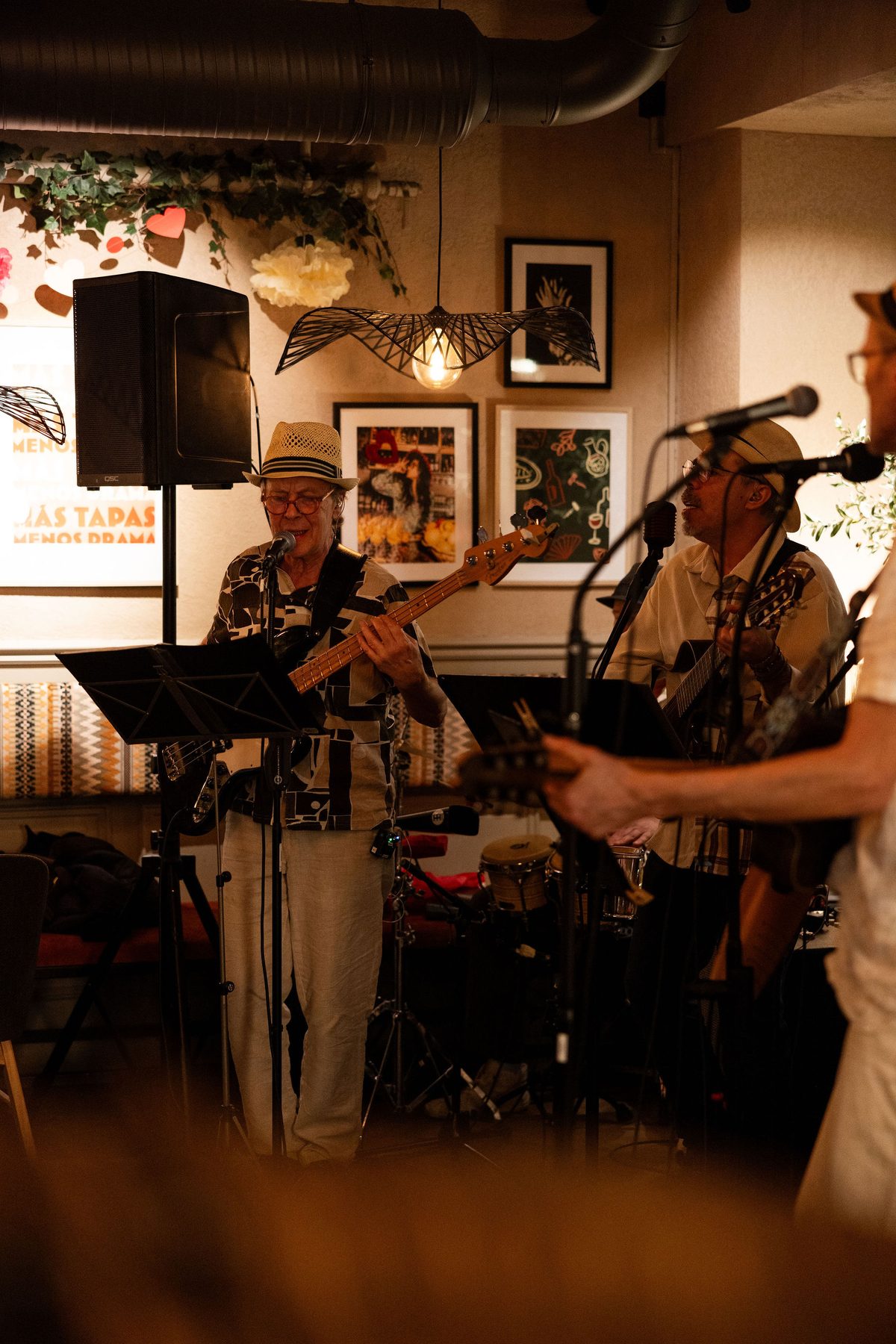 Liveband med bas och gitarr i lokalen