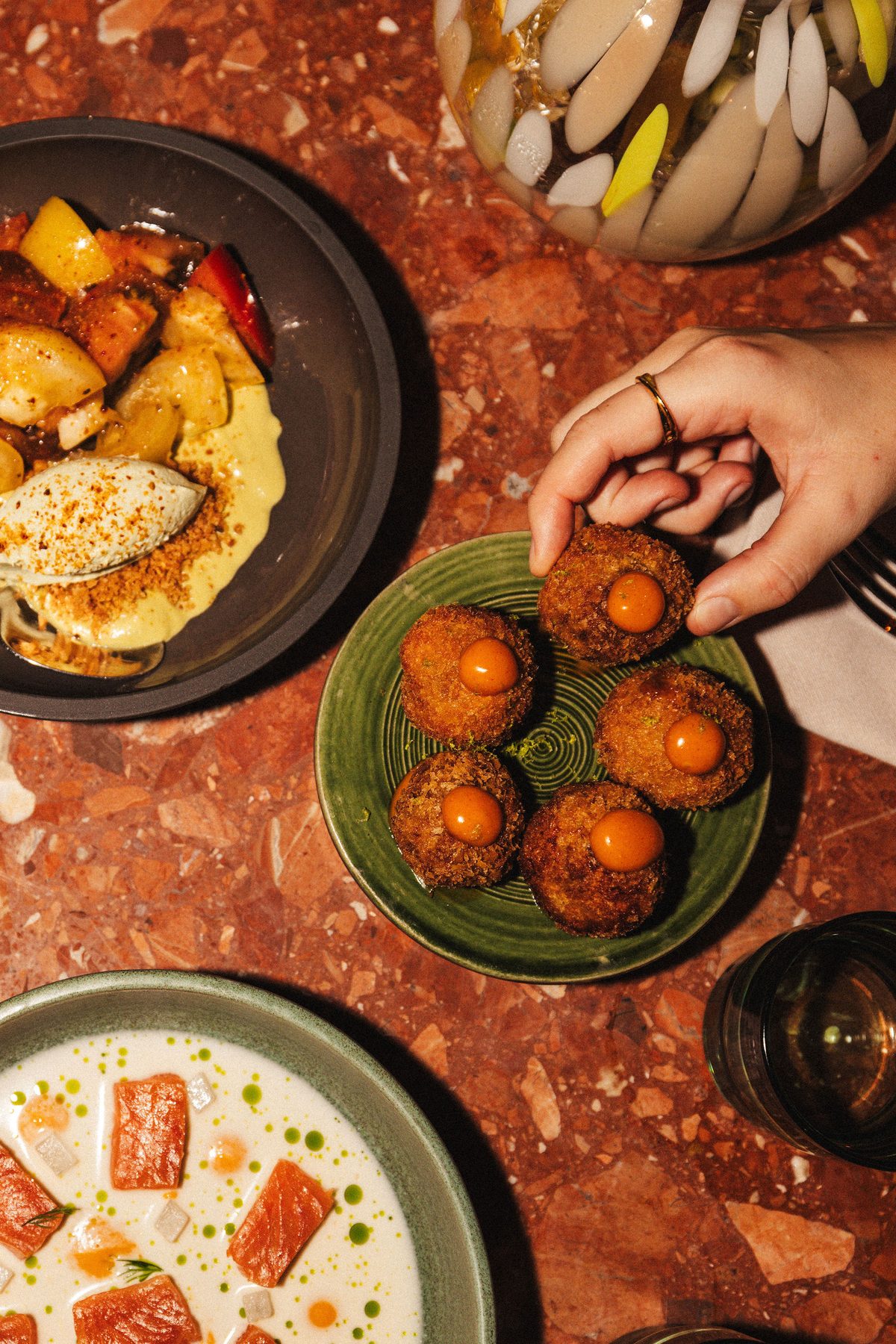 Croquetas med chilimajonnäs, en hand sträcker sig efter