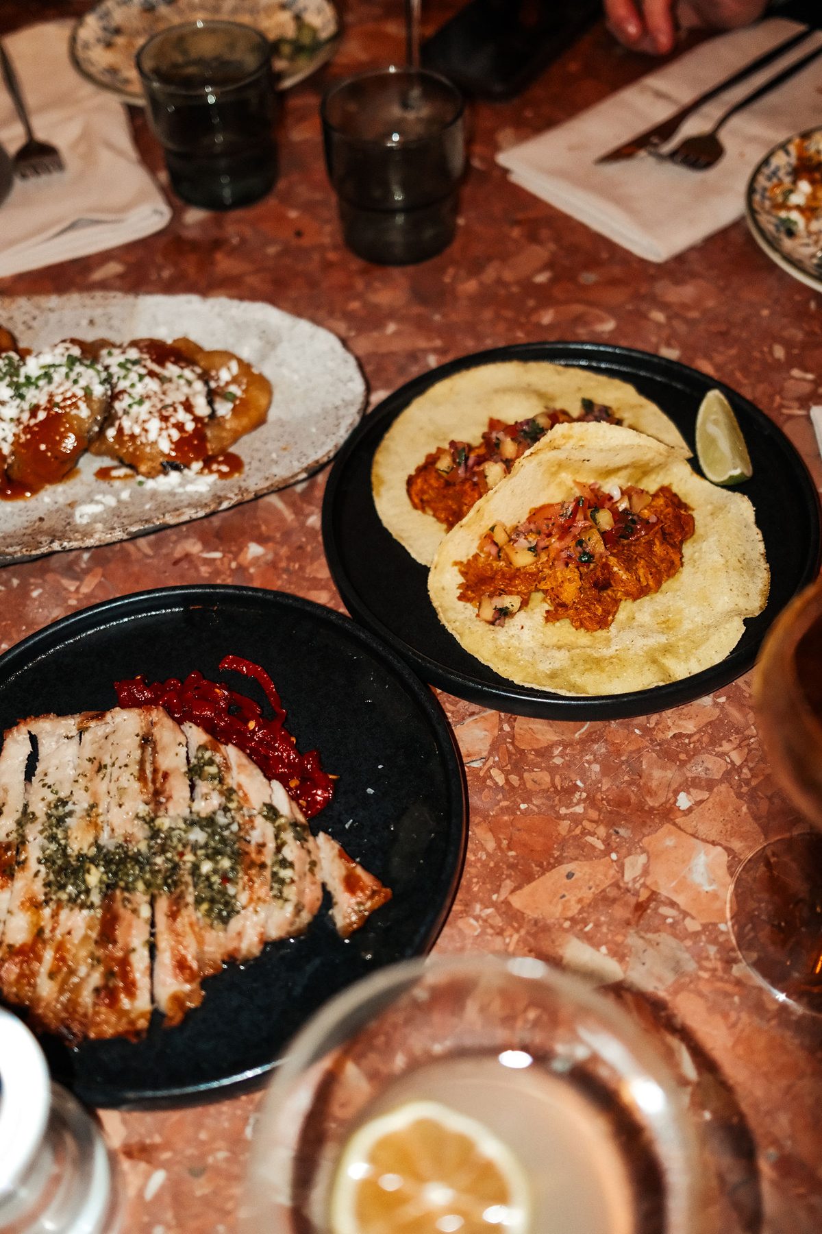 Secreto ibérico och cochinita pibil på majsbröd